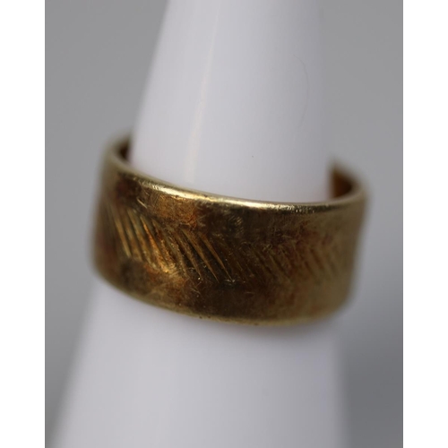 85 - 14ct gold ring - Approx weight 7.8g - Size M