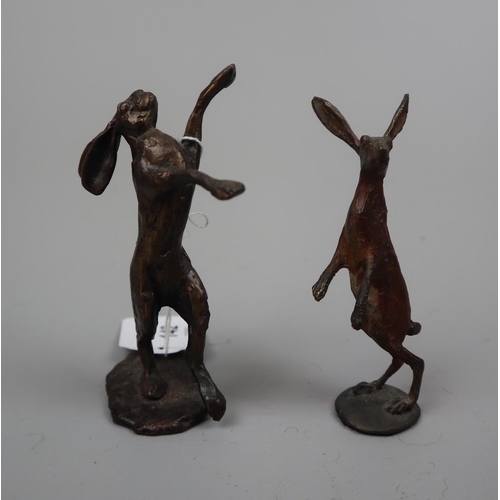 142 - 2 small bronze boxing hares - Approx height: 11cm