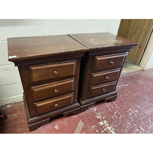 252 - 2 bedside cabinets