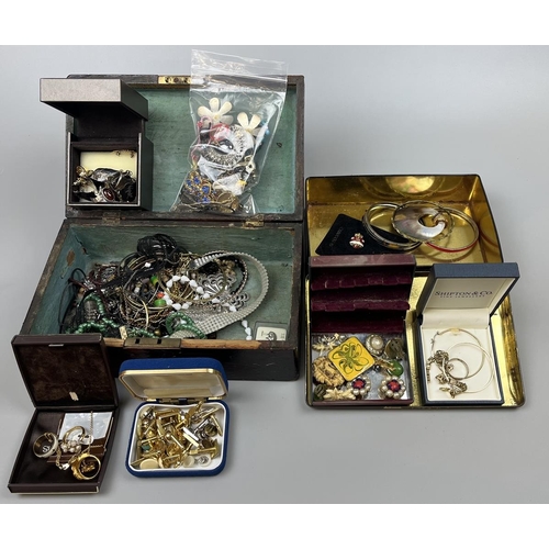 61 - Collection of costume jewellery