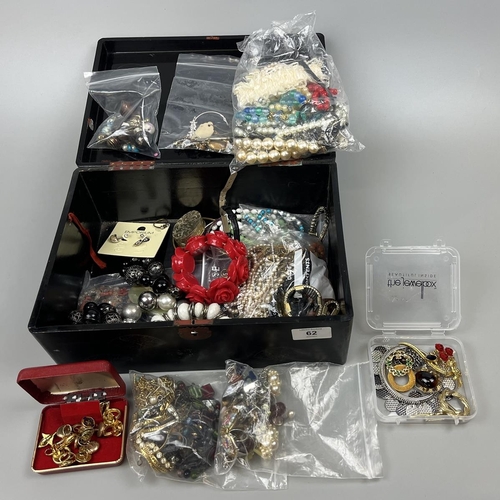 62 - Collection of costume jewellery