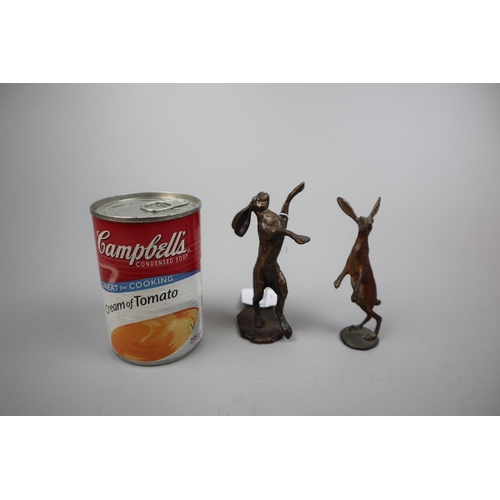 142 - 2 small bronze boxing hares - Approx height: 11cm