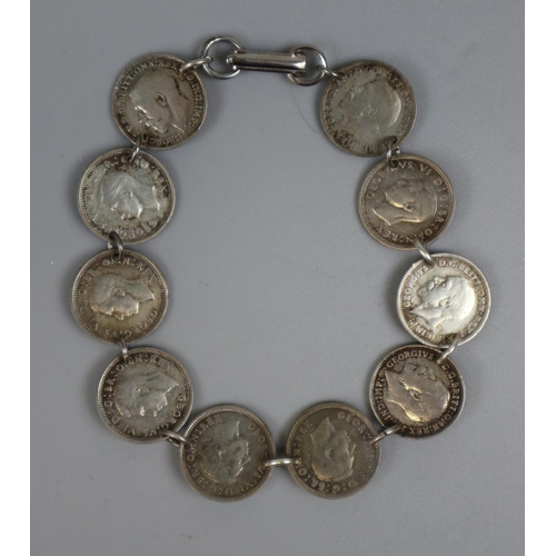 15 - Collection of silver to include small purse on chain, child's bangle in original box and bracelet ma... 