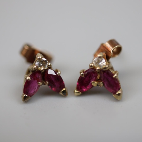 18 - 18ct gold ruby and diamond set ring with matching earrings - Size: M½