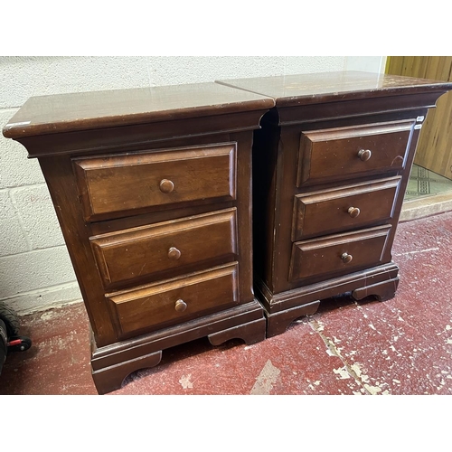 252 - 2 bedside cabinets