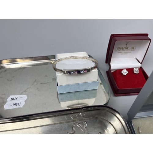 58 - Collection of silver jewellery