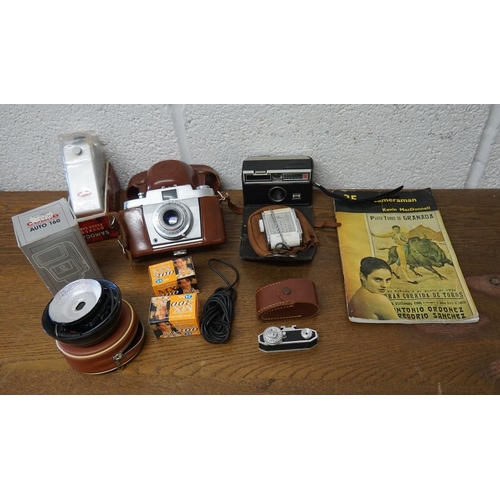 325 - Kodak instamatic camera together with silette 35mm camera etc