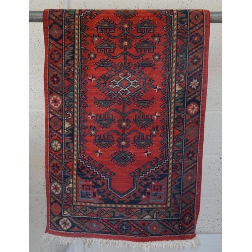 414 - Small red patterned rug - Approx size: 69cm x 136cm