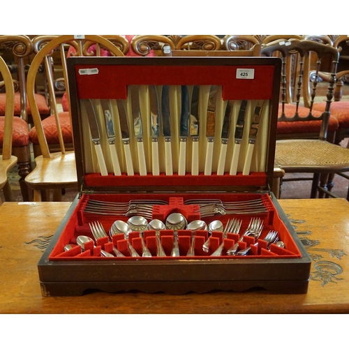 425 - Boxed cuttlery set