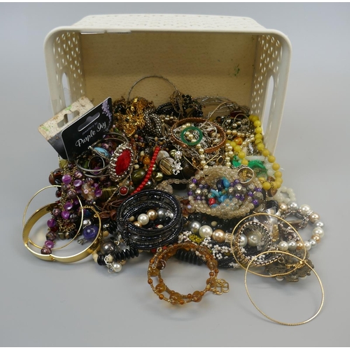 91 - Box of costume jewellery