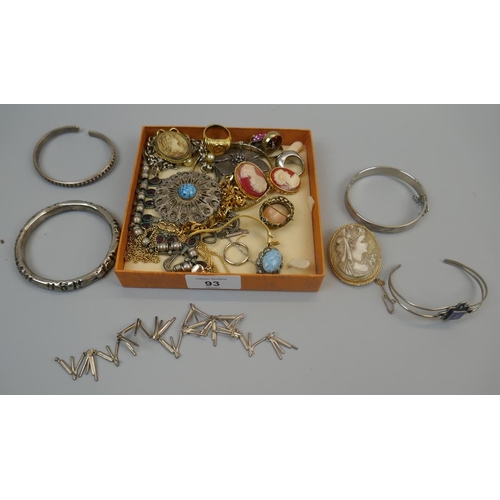 93 - Collection of costume jewellery