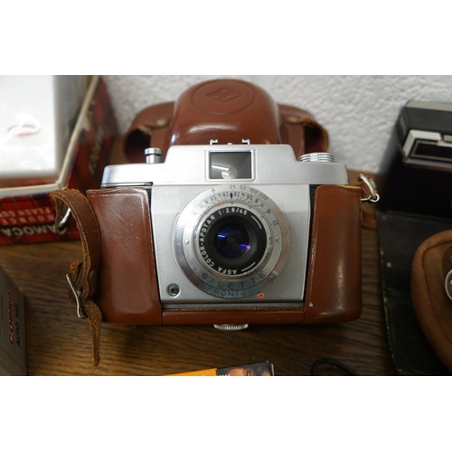 325 - Kodak instamatic camera together with silette 35mm camera etc