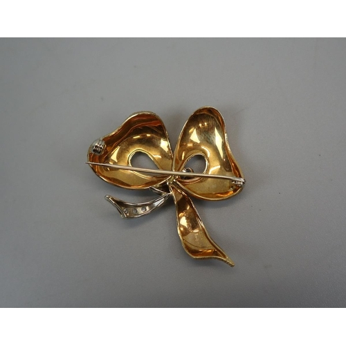 39 - 18ct gold diamond set brooch - Approx 8.5g