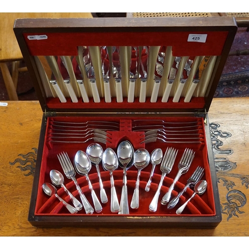 425 - Boxed cuttlery set