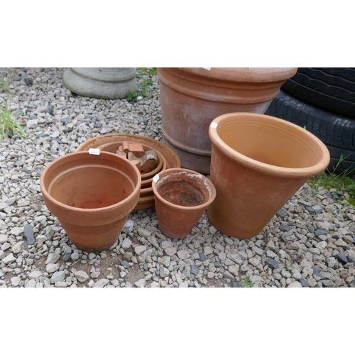 463 - Collection of terracotta pots, saucers and pot feet