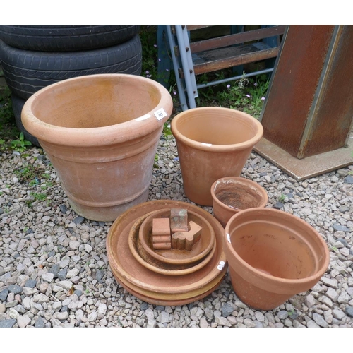 463 - Collection of terracotta pots, saucers and pot feet