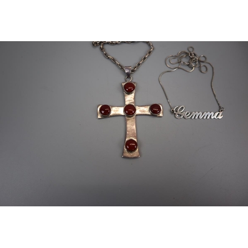 70 - Cabochon stone set silver crucifix together with a silver necklace - Gemma