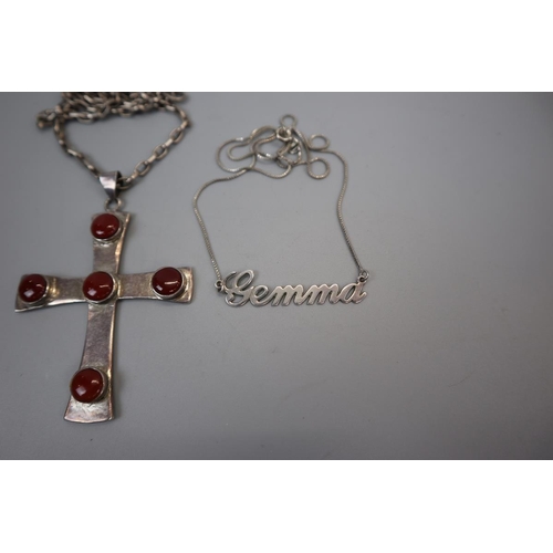 70 - Cabochon stone set silver crucifix together with a silver necklace - Gemma