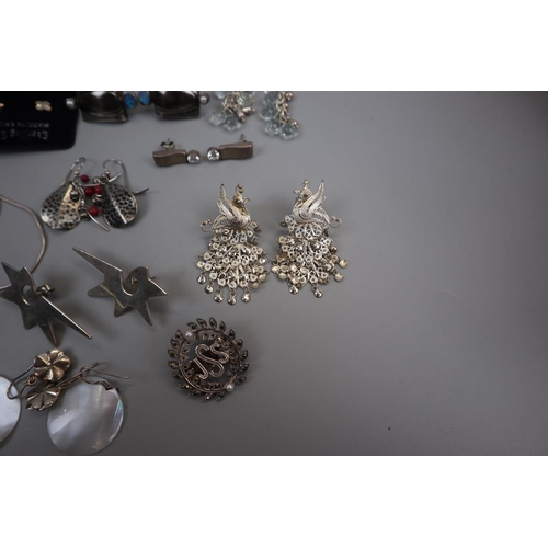 72 - Collection of mostly silver jewellery