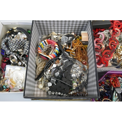 84 - Large collection of costume jewellery