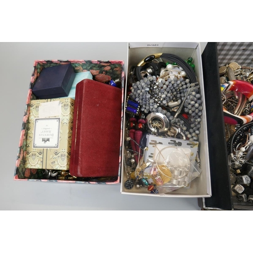 84 - Large collection of costume jewellery