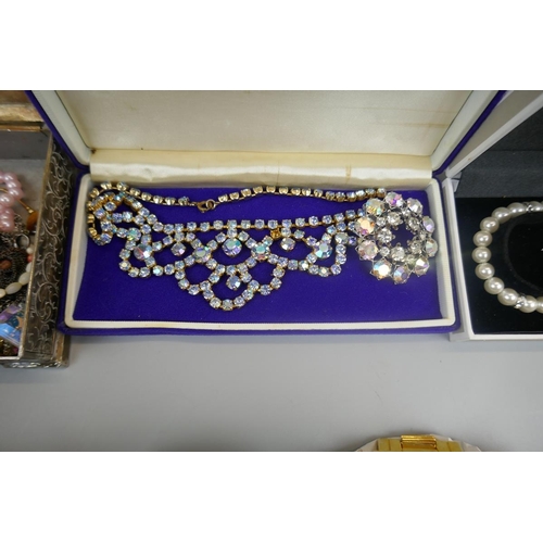 86 - Collection of costume jewellery