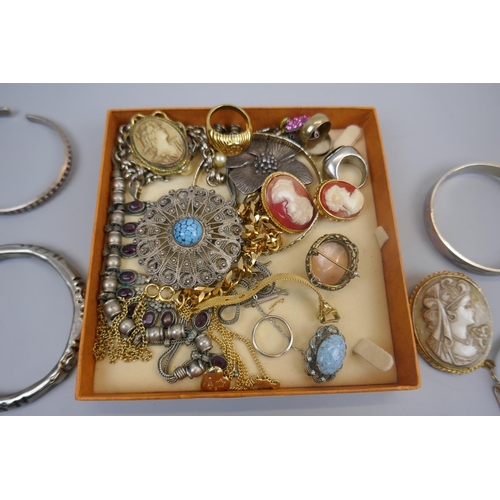 93 - Collection of costume jewellery