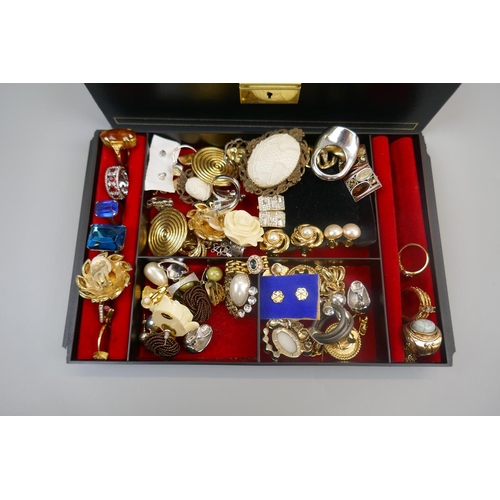 94 - Jewellery box and contents