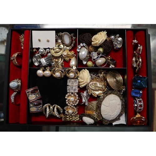 94 - Jewellery box and contents