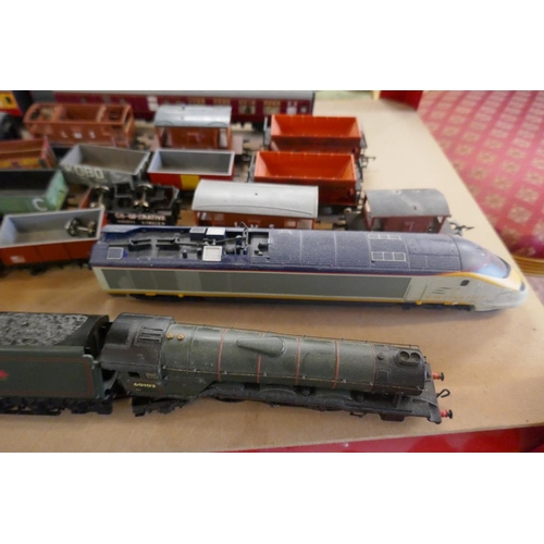 212 - Collection of train locomotives and carriages