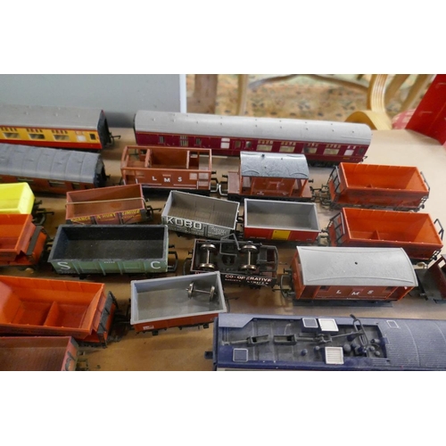 212 - Collection of train locomotives and carriages