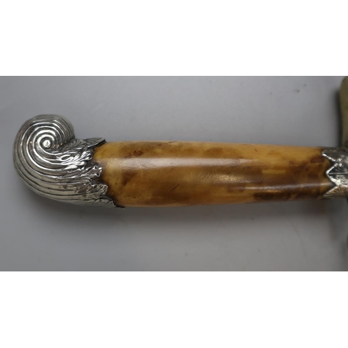 98 - Dagger with marble handle and nautilus pommel