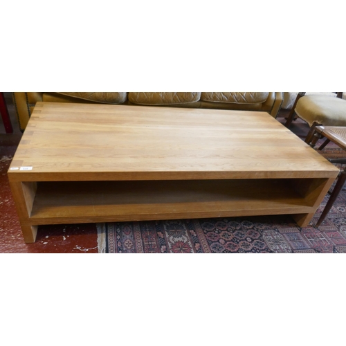 539 - Oak coffee table - Approx size: W: 136cm D: 69cm H: 36cm