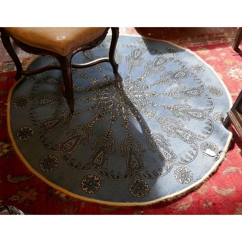 554 - Round blue patterned rug - Approx diameter: 134cm