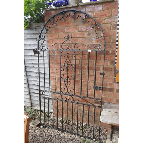 559 - Large wrought iron gate - H: 197cm W: 110cm approx