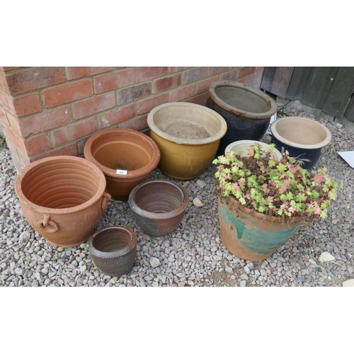 569 - Collection of planters