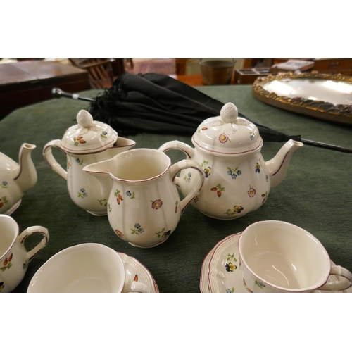 227 - Collection of Villeroy & Boch Petit fleur tea/coffee service