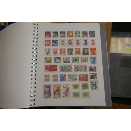 232 - Stamps - Australia in albums