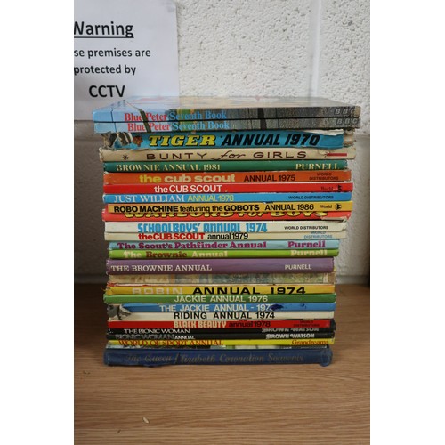 368 - Collection of books to include Rupert the Bear annuals