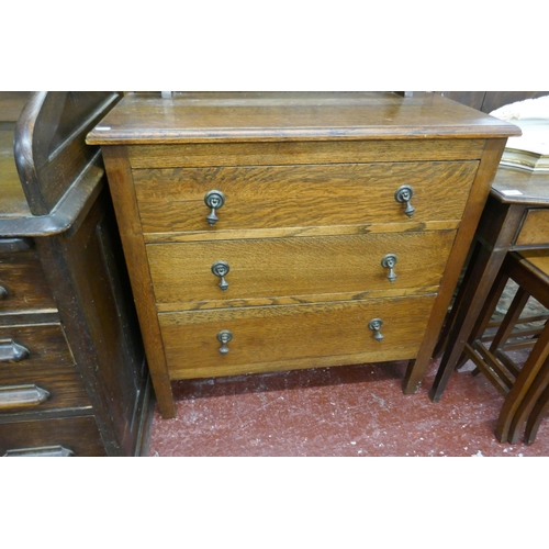 453 - Small oak dressing chest