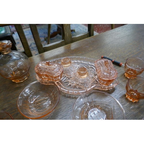 478 - Collection of vintage glass