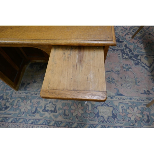 479 - Oak pedestal desk - Approx size: W: 92cm D: 46cm H: 71cm