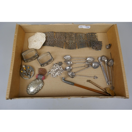 102 - Interesting assortment of collectables to include silver