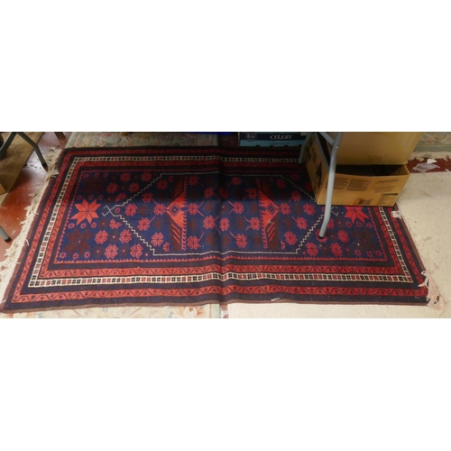 264 - Large patterned rug - Approx size: 107cm x 186cm