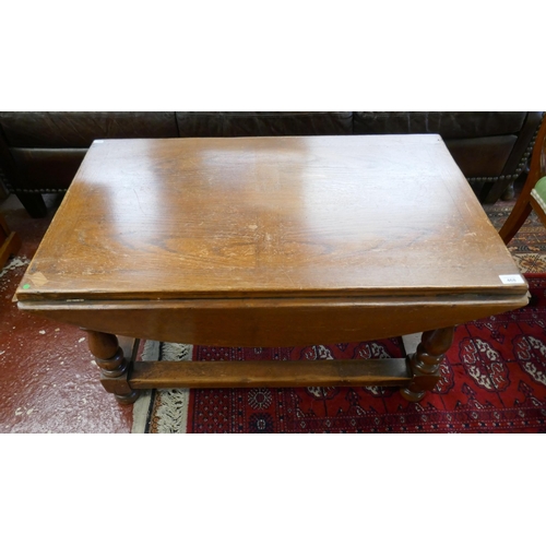 468 - Drop leaf oak coffee table