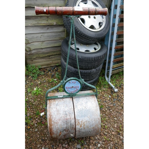 500 - Antique garden roller