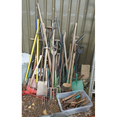 509 - Large collection of vintage gardening hand tools