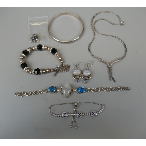 69 - Collection of silver jewellery