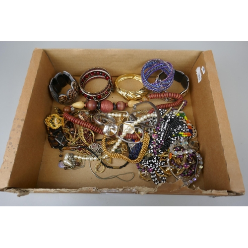 76 - Collection of costume jewellery