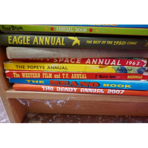 318 - Large collection of annuals - Beano, Eagle etc